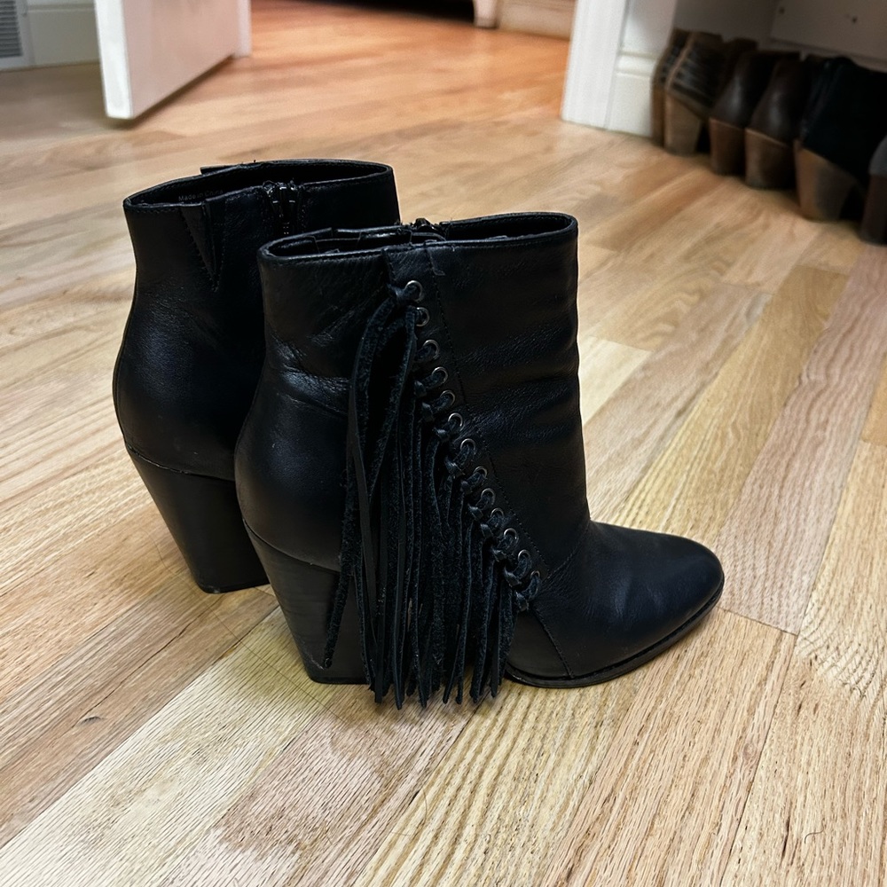 Aldo fringe booties! Black boots with fun fringe, size 7.5 - Picture 3 of 11